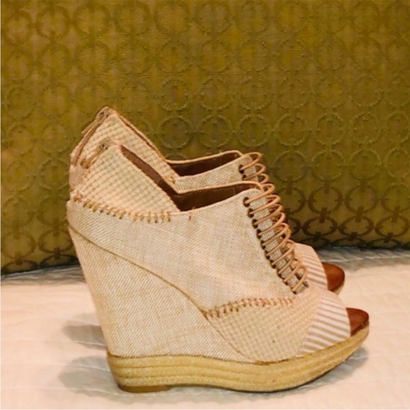 Practically Brand New Chinese Laundry Lace-Up Wedges, Size 8 - Picture 2 of 4